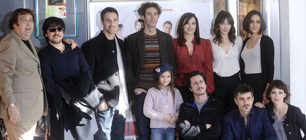 Foto di gruppo del cast durante la presentazione del film "Immaturi" di Paolo Genovese al cinema Adriano